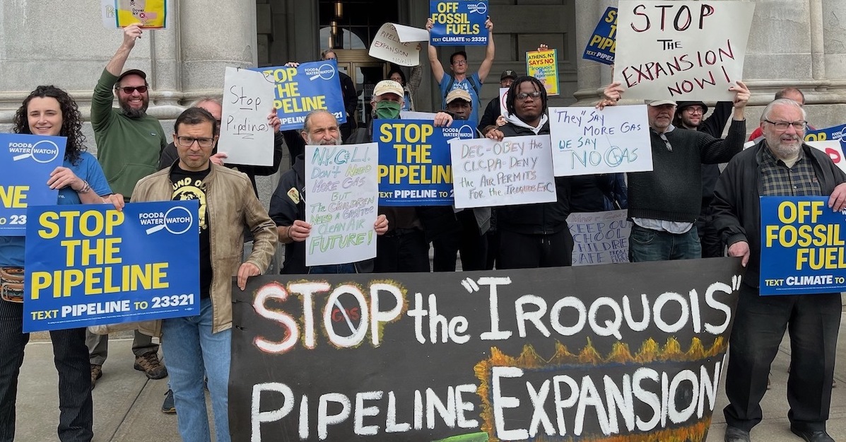 NY: Manhattan Petitioning to Stop the Iroquois Pipeline